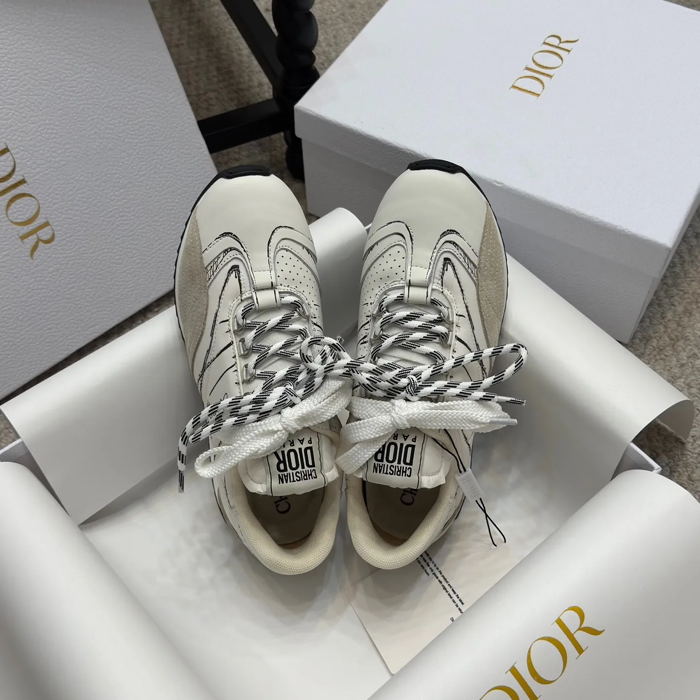 👟👟Ex-factory price 580👟👟 Original purchase and development 𝐂h𝐑𝐈𝐒𝐓𝐈𝐀𝐍 𝐃𝐈or This Dior Vibe Dior sneaker incorporates Dior's haute couture spirit and reinterprets the classic running shoes, moral training shoes. Forrest Gump shoes. Matched with Oblique Printed 3D printing technology reproduces the original fabric to create a contrasting modern style. The details are displayed with a 3D effect, and the iconic details of the logo decoration on the side and back are further embellished. It complements various casual or elegant items to create a modern look.  ✅The tongue is decorated with the Christian Dior PARIS Logo in 3 different colors and overlapping fabric lines. It is consistent with the original version. It is full of details. Welcome to compare and compare with the ordinary version on the market. ✅The original rubber TPU sole is decorated with the DIOR logo. The convex and concave rubber sole is decorated with the Christian Dior lucky star symbol. ✅Size: 35-40 (41 can be customized)